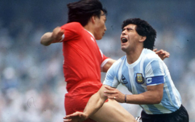 Maradona preso a calci