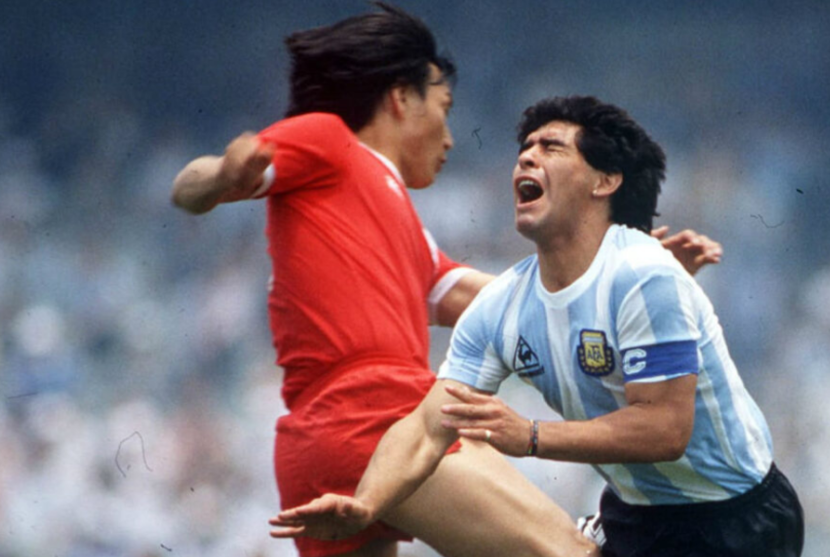 Maradona preso a calci