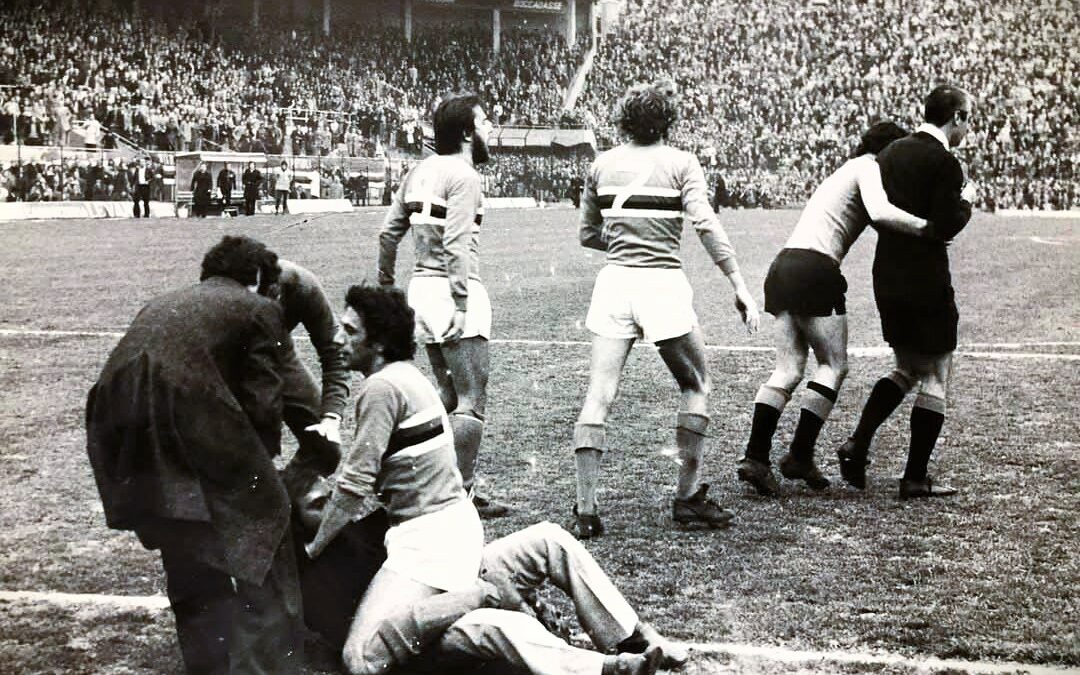 Caos nel calcio: arbitri assaliti e tifosi in rivolta